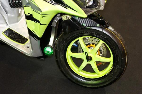 Green motorbike wheel — Stock Photo, Image