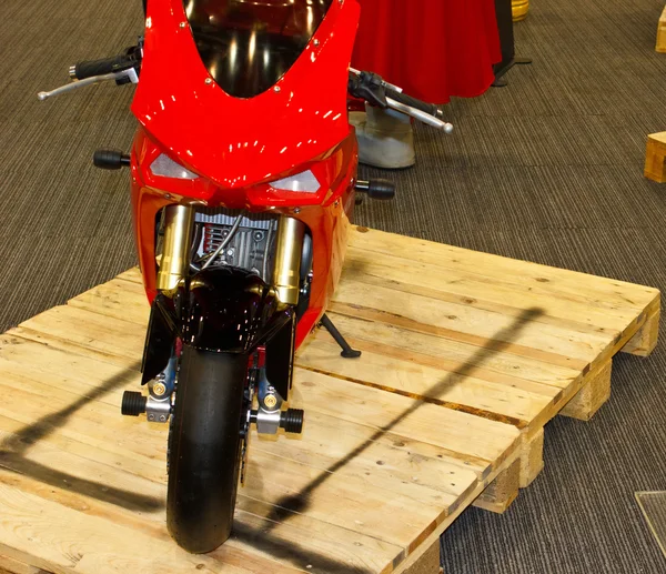 Czerwony motocykl — Zdjęcie stockowe