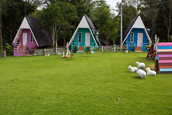 Värikäs bungalow — kuvapankkivalokuva