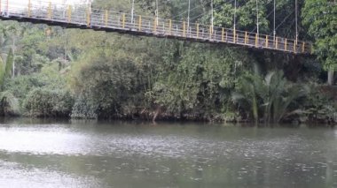 Köprünün altından akan nehir