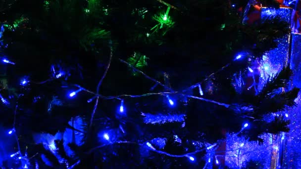 Kerstboom met groene en blauwe lichte verplaatsen — Stockvideo