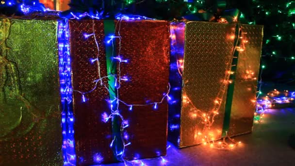 Karácsonyi díszek és ajándék doboz — Stock videók