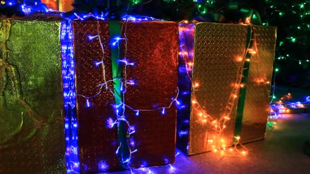Noel süslemeleri ile hediye kutusu — Stok video