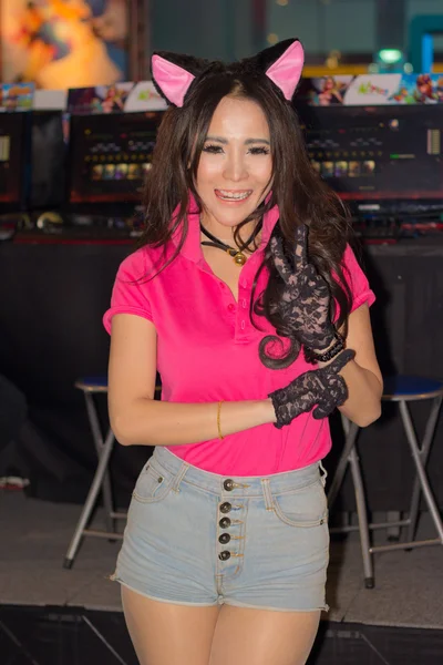 Une pose de présentateur non identifié en Thaïlande Game Show BIG Festiva — Photo