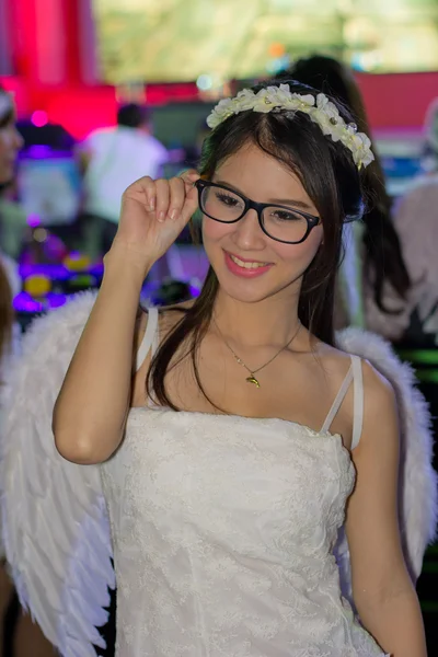 タイのゲーム番組の大きなフェスティバでポーズを取る、正体不明のプレゼンター — ストック写真