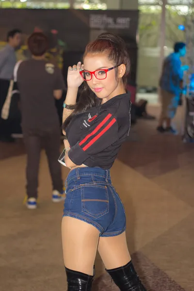 Une pose de présentateur non identifié en Thaïlande Game Show BIG Festiva — Photo