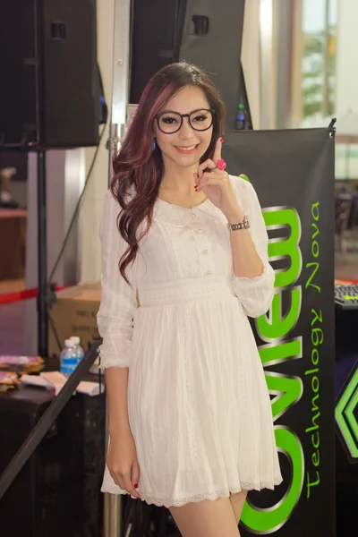 Uma pose de apresentador não identificada na Tailândia Game Show BIG Festiva — Fotografia de Stock