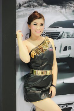 kimliği belirsiz bir kadın sunucu poz bangkok uluslararası m