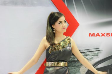 kimliği belirsiz bir kadın sunucu poz bangkok uluslararası m