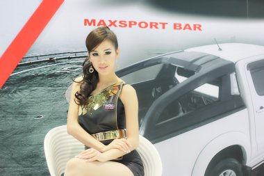 kimliği belirsiz bir kadın sunucu poz bangkok uluslararası m