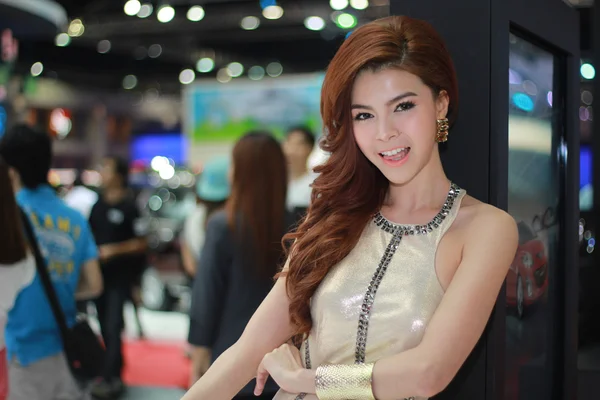 Neidentifikované ženy moderátor představují v Bangkoku mezinárodní m — Stock fotografie