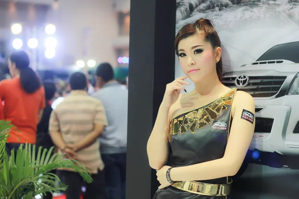 Niezidentyfikowana kobieta prezenter stanowią w Bangkoku międzynarodowy m — Zdjęcie stockowe