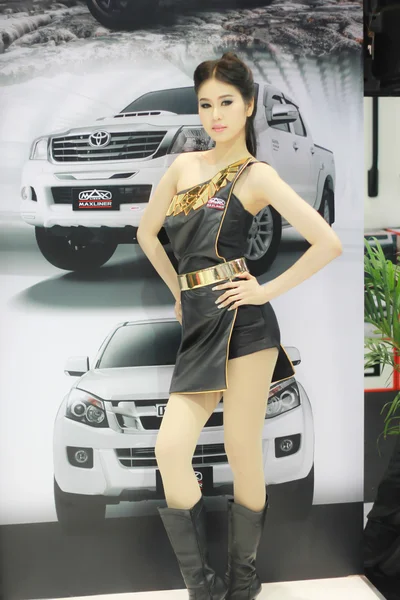 Uma apresentadora feminina não identificada posar em Bangkok International M — Fotografia de Stock