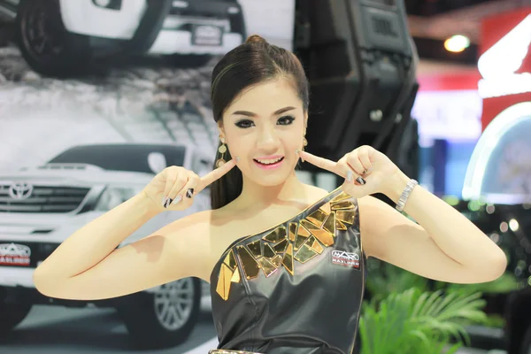 Una mujer presentadora no identificada posa en Bangkok International M — Foto de Stock