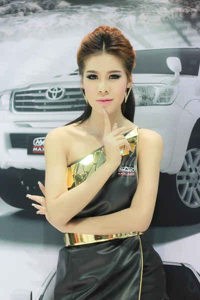 Una mujer presentadora no identificada posa en Bangkok International M —  Fotos de Stock