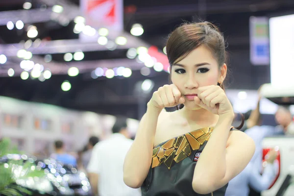 Eine unbekannte weibliche Moderatorin posiert in bangkok international m — Stockfoto