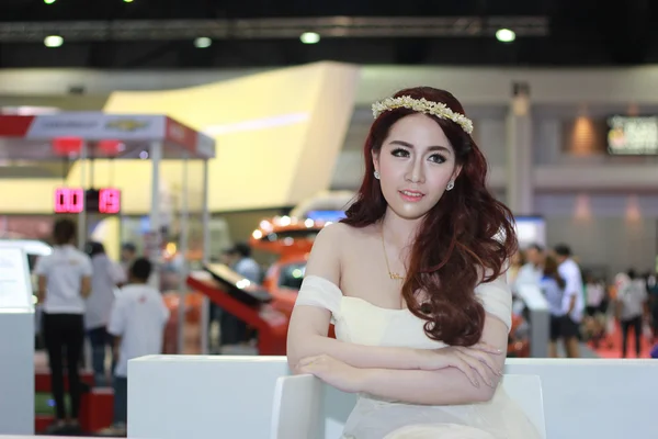 Una mujer presentadora no identificada posa en Bangkok International M —  Fotos de Stock