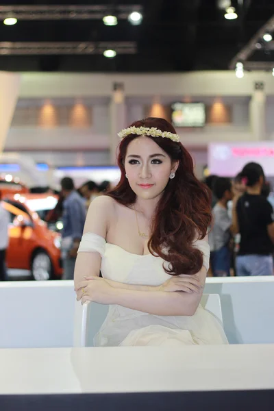 Eine unbekannte weibliche Moderatorin posiert in bangkok international m — Stockfoto