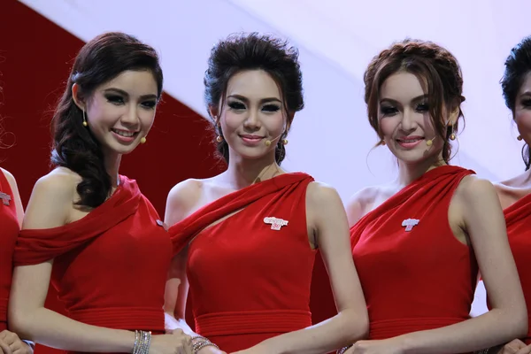Een niet-geïdentificeerde vrouwelijke presentator poseren in bangkok internationale m — Stockfoto