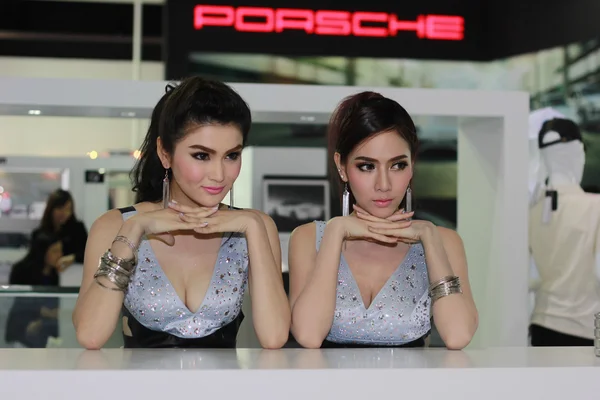 Een niet-geïdentificeerde vrouwelijke presentator poseren in bangkok internationale m — Stockfoto