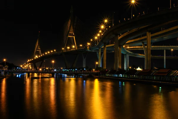 Área da ponte de Bhumibol à noite — Fotografia de Stock