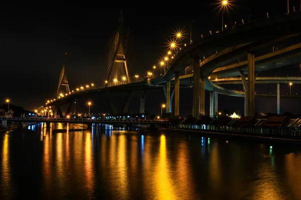 Μπουμιμπόλ γέφυρα περιοχή τη νύχτα — Φωτογραφία Αρχείου