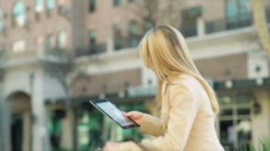 iş kadını tablet ile sahnede yürüyor