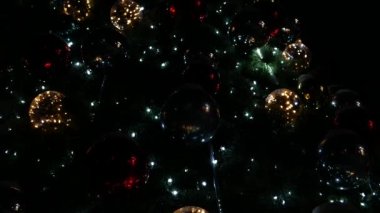 Karanlıkta Noel oyuncakları ve çelenkler