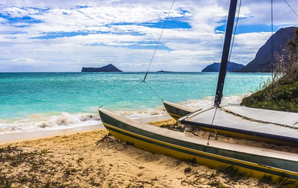 Catamaran op strand — Stockfoto