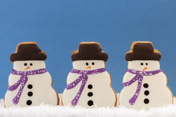 Galletas de muñecos de nieve en azul — Foto de Stock