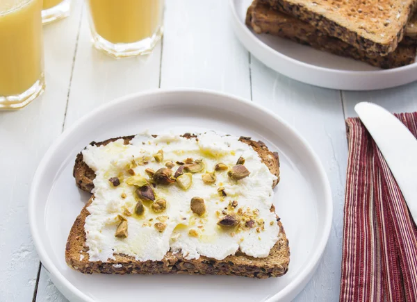 Ricotta pistage toast — Stockfoto