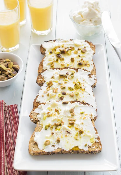 Ricotta pistache toast — Stockfoto