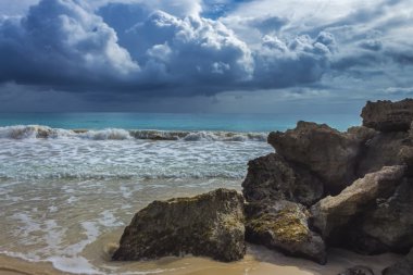 fırtına bulutları kayaların üzerinden körük