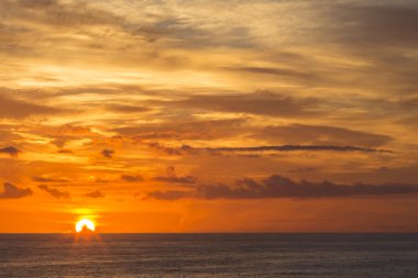 Okyanusun üzerinde gün doğumu