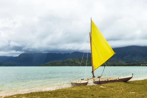 Catamaran At The Shore — Stock Photo, Image