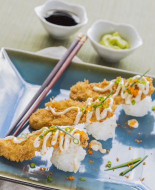 Kızarmış ekmekli suşi