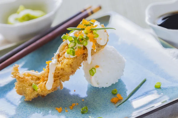 Gebratenes paniertes Sushi — Stockfoto