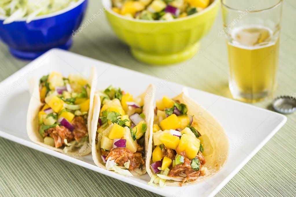 Tacos de pollo barbacoa hawaiano — Foto de stock © LAMeeks 30682239