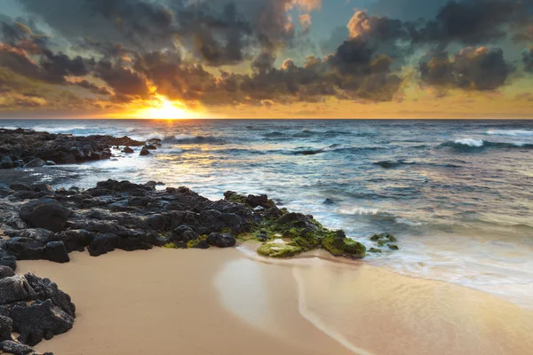 Sonnenaufgang am Sandstrand — Stockfoto