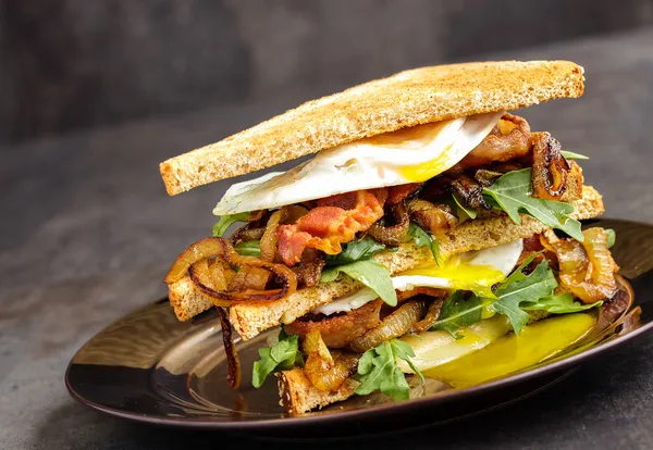 Bacon och ägg sanwich — Stockfoto
