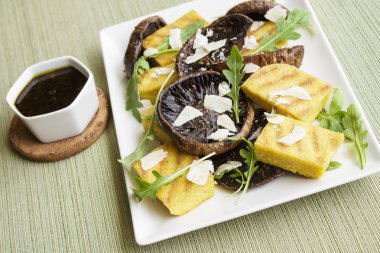 balzamik portobellos ve ızgara polenta
