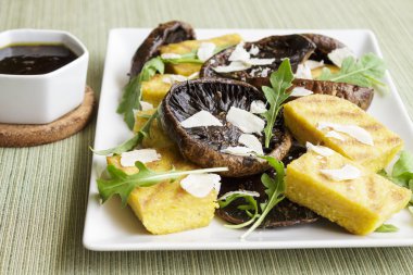 balzamik portobellos ve ızgara polenta