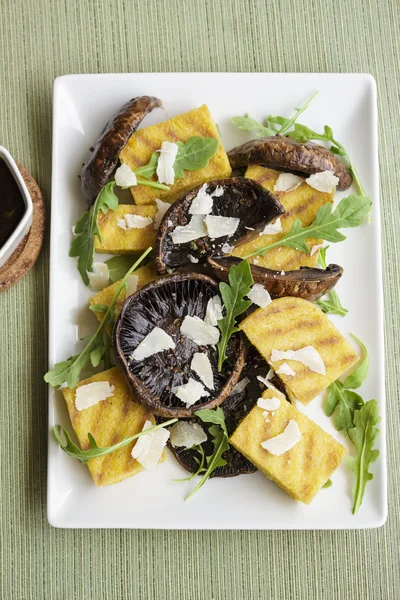 Balsamvinäger portobellos och grillad polenta — Stockfoto