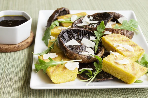 Balsamvinäger portobellos och grillad polenta — Stockfoto