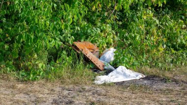 Eski barbekü nehrin kıyısında, yazın terk edilir.