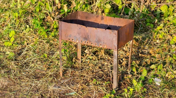 Eski barbekü nehrin kıyısında, yazın terk edilir.