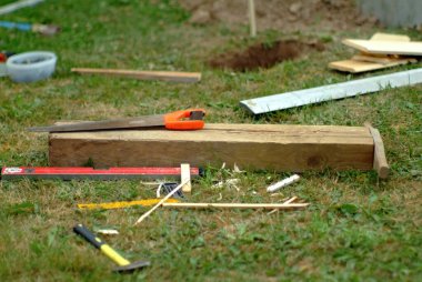 Yazın, köyde bir yapı inşaatı