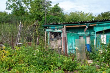 Yazın köyde eski ahşap bir ev.