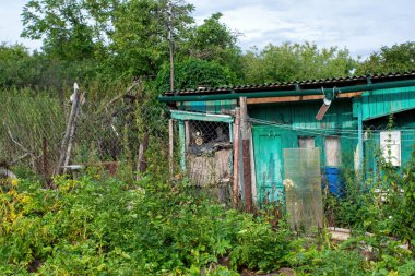 Yazın köyde eski ahşap bir ev.