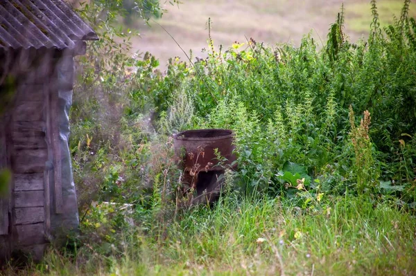 Vieux Baril Métal Dans Jardin Été — Photo